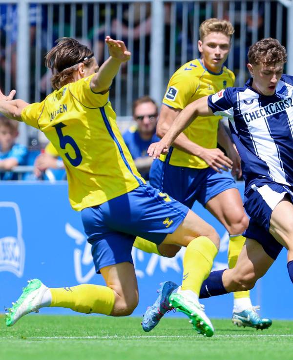 Rasmus Lauritsen und Sebastian Sebulonsen (beide) Broendby IF) gegen Maurice Krattenmacher (Hertha BSC) beim Test am 13. Juli 2025 in Kitzbühel.