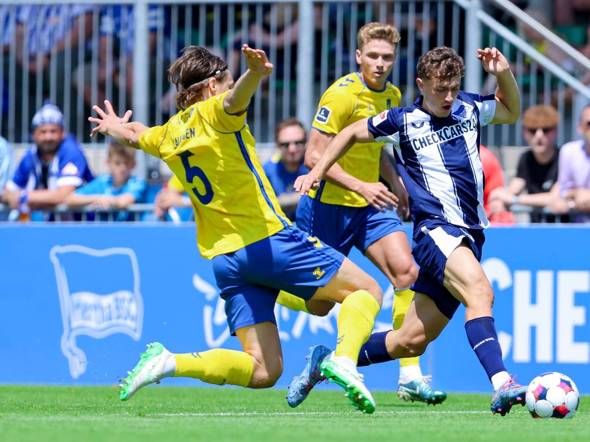 Rasmus Lauritsen und Sebastian Sebulonsen (beide) Broendby IF) gegen Maurice Krattenmacher (Hertha BSC) beim Test am 13. Juli 2025 in Kitzbühel.