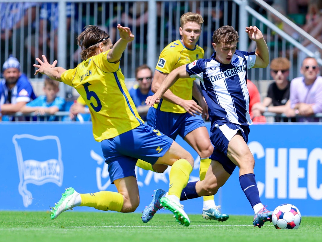 Rasmus Lauritsen und Sebastian Sebulonsen (beide) Broendby IF) gegen Maurice Krattenmacher (Hertha BSC) beim Test am 13. Juli 2025 in Kitzbühel.