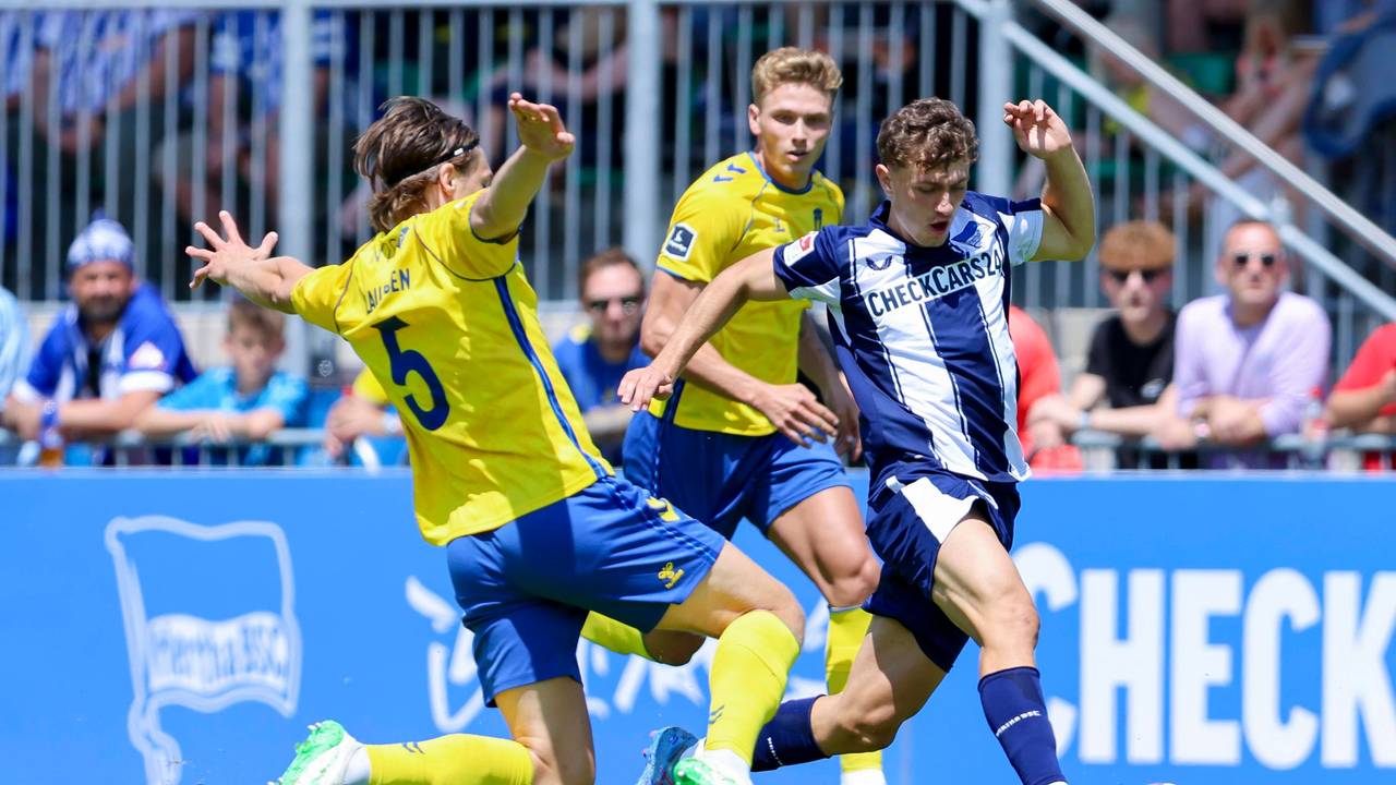 Rasmus Lauritsen und Sebastian Sebulonsen (beide) Broendby IF) gegen Maurice Krattenmacher (Hertha BSC) beim Test am 13. Juli 2025 in Kitzbühel.