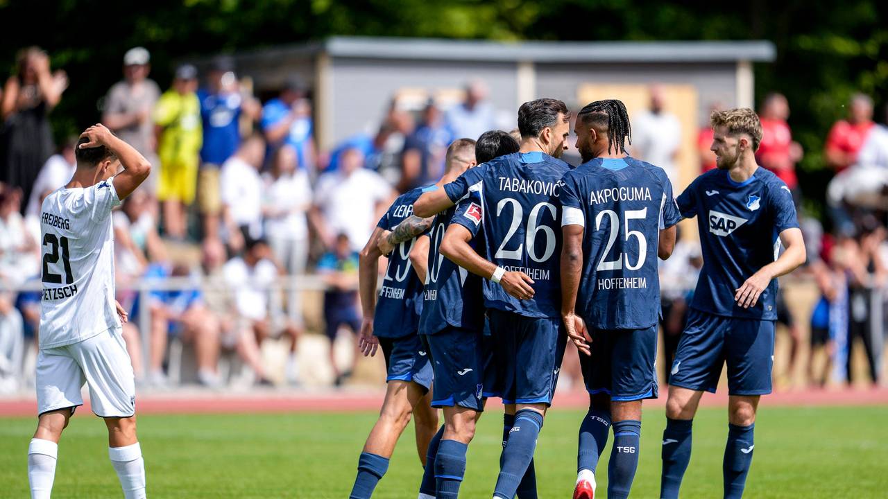 Tim Lemperle jubelt mit seinen Mitspielern beim ersten Testspiel im Hoffenheim-Trikot.