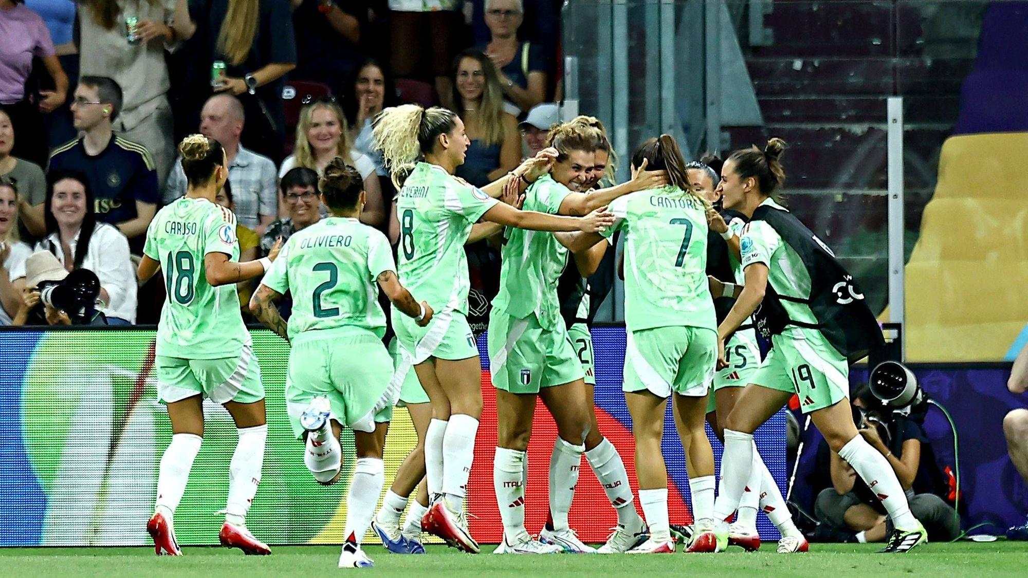 Die italienische Nationalmannschaft jubelt gemeinsam.
