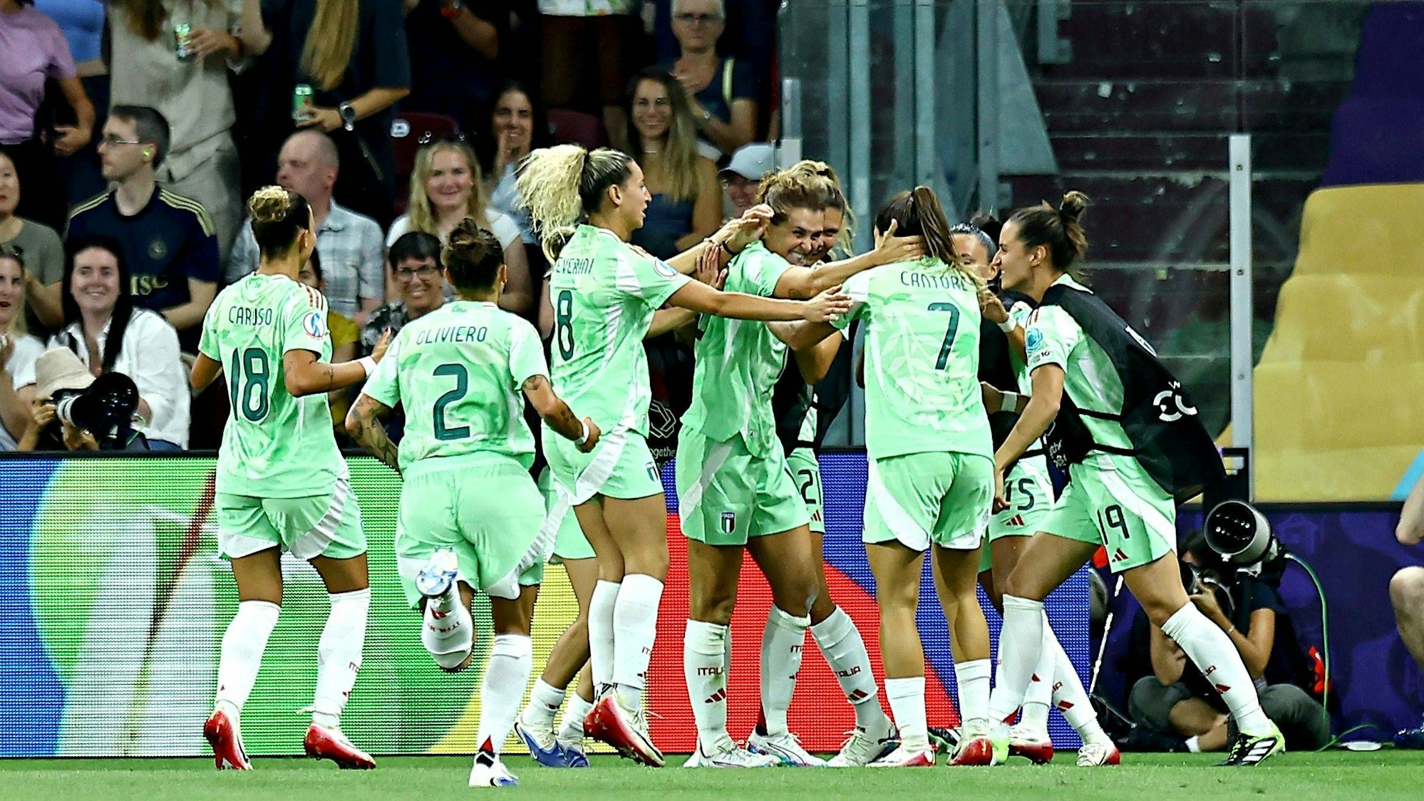 Die italienische Nationalmannschaft jubelt gemeinsam.