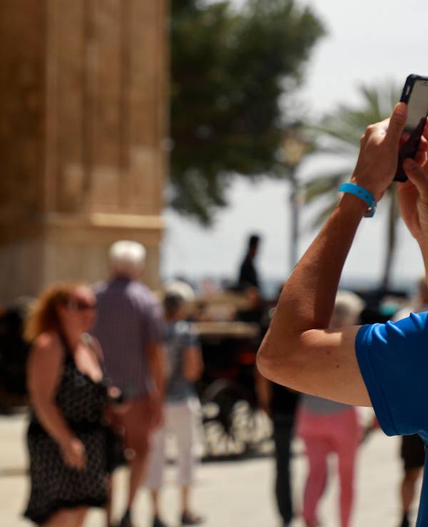 Mann macht Handy-Foto auf Mallorca
