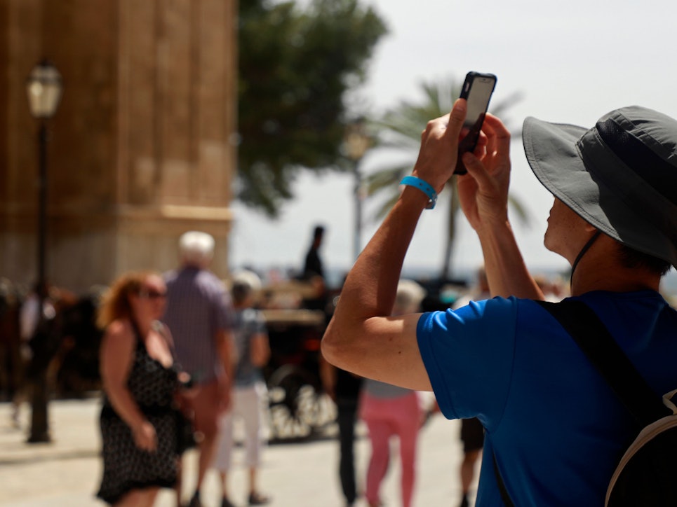Mann macht Handy-Foto auf Mallorca