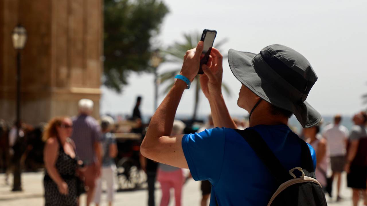 Mann macht Handy-Foto auf Mallorca