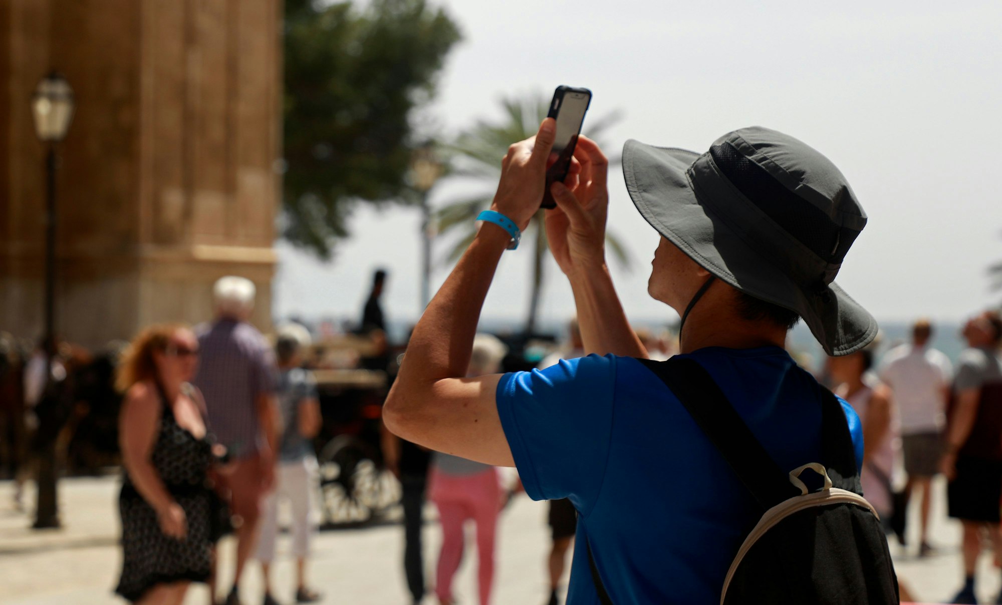 Mann macht Handy-Foto auf Mallorca