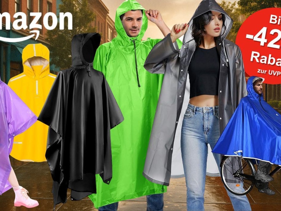 Regencapes und Regenponchos in verschiedenen Farben von verschiedenen Herstellern im Amazon Sale. Im Hintergrund eine Innenstadt mit verregnetem Himmel und langsam durchscheinender Sonne.