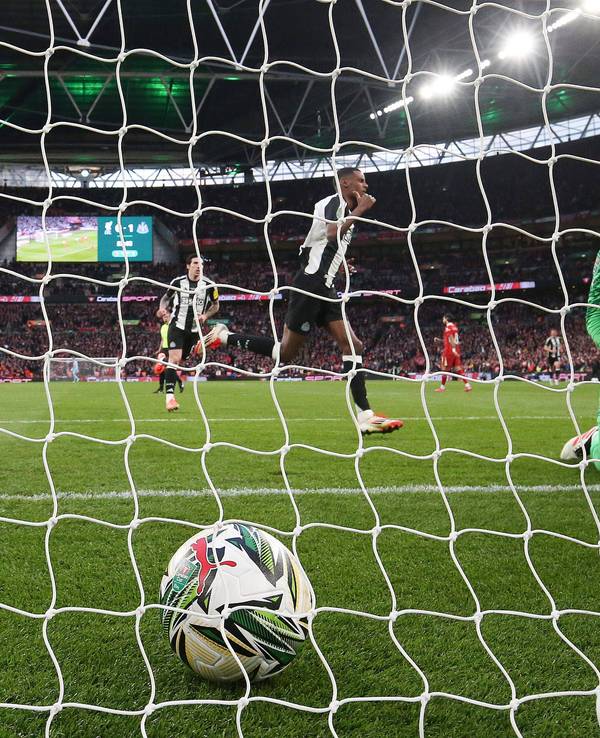 Alexander Isak bejubelt seinen Treffer gegen den FC Liverpool.