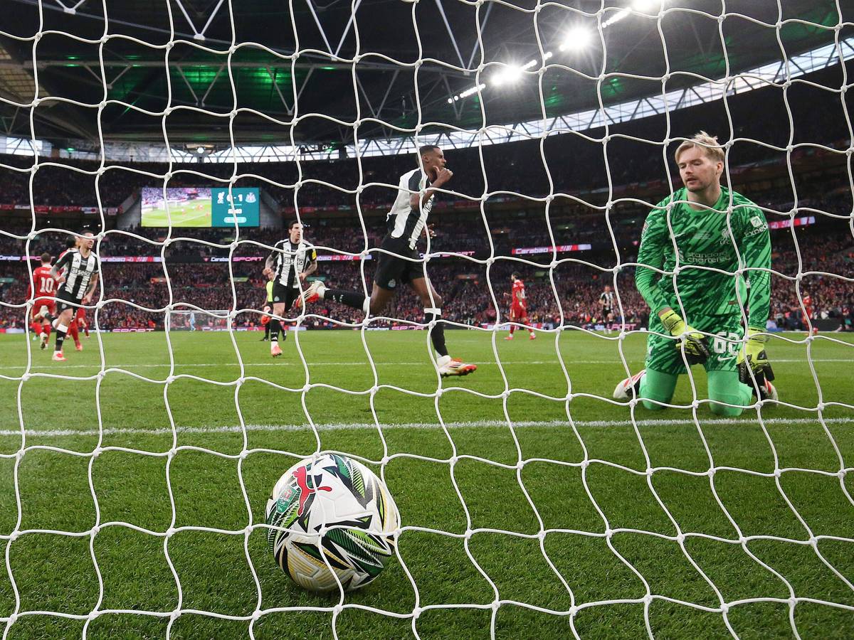 Alexander Isak bejubelt seinen Treffer gegen den FC Liverpool.