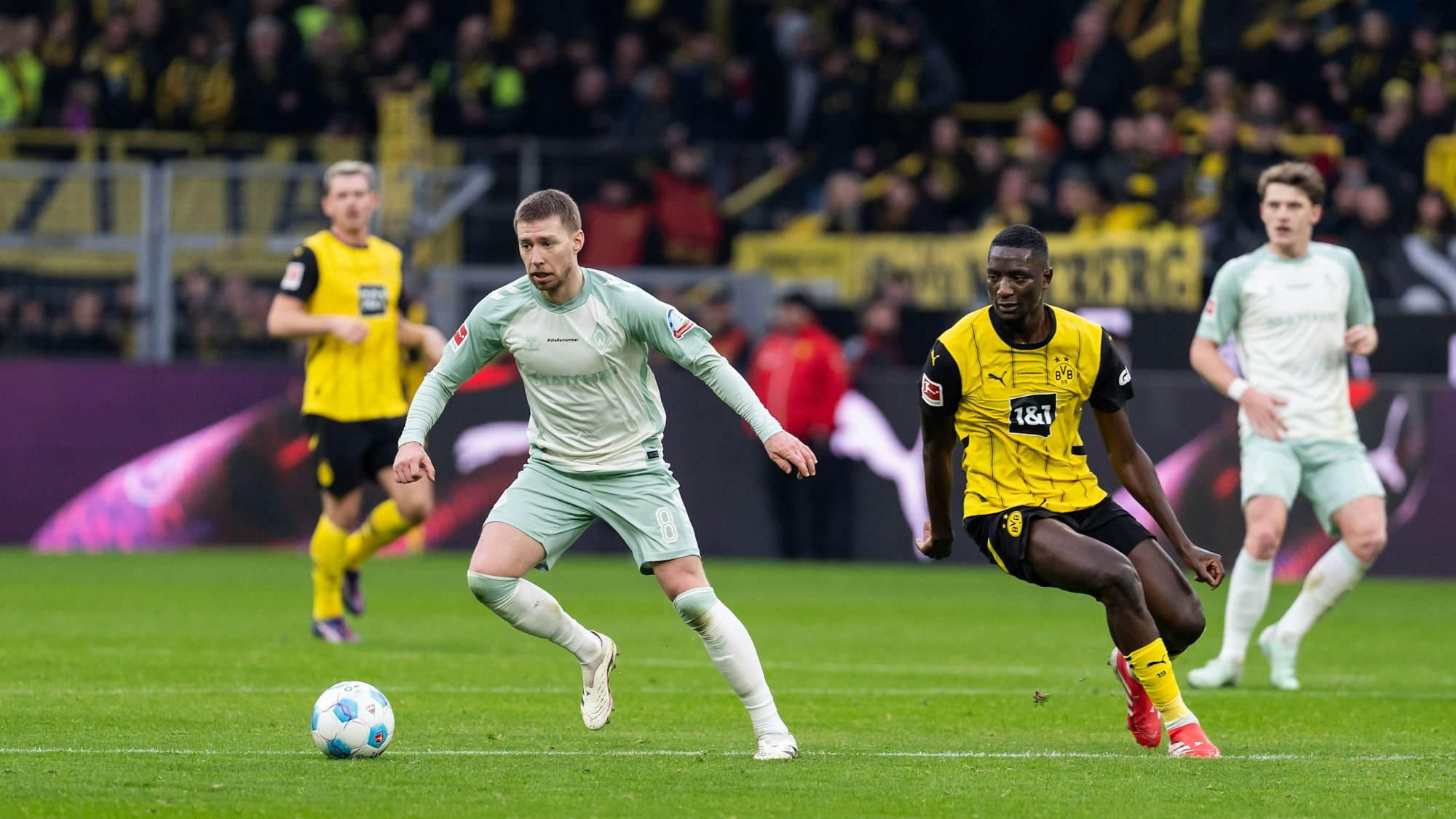 Mitchell Weiser (l.) mit Ball in Aktion.