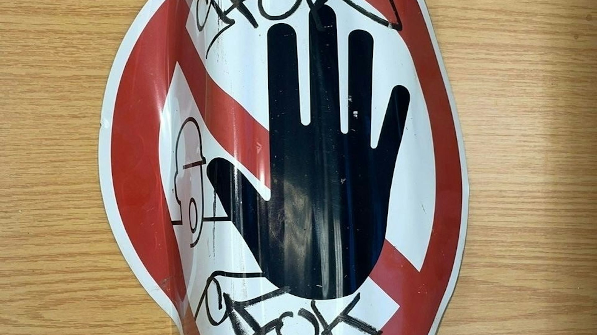 Ein verbogenes Warnschild, das von der Bundespolizei sichergestellt wurde.