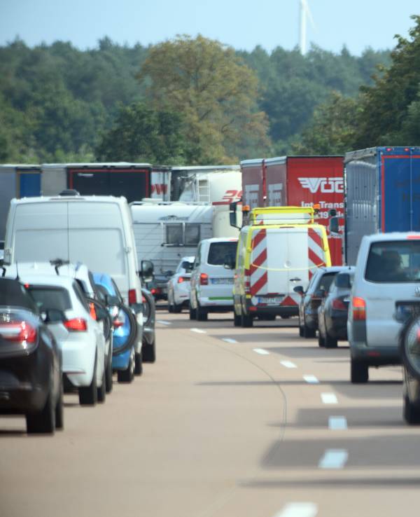 Auf der Autobahn staut sich der Verkehr.