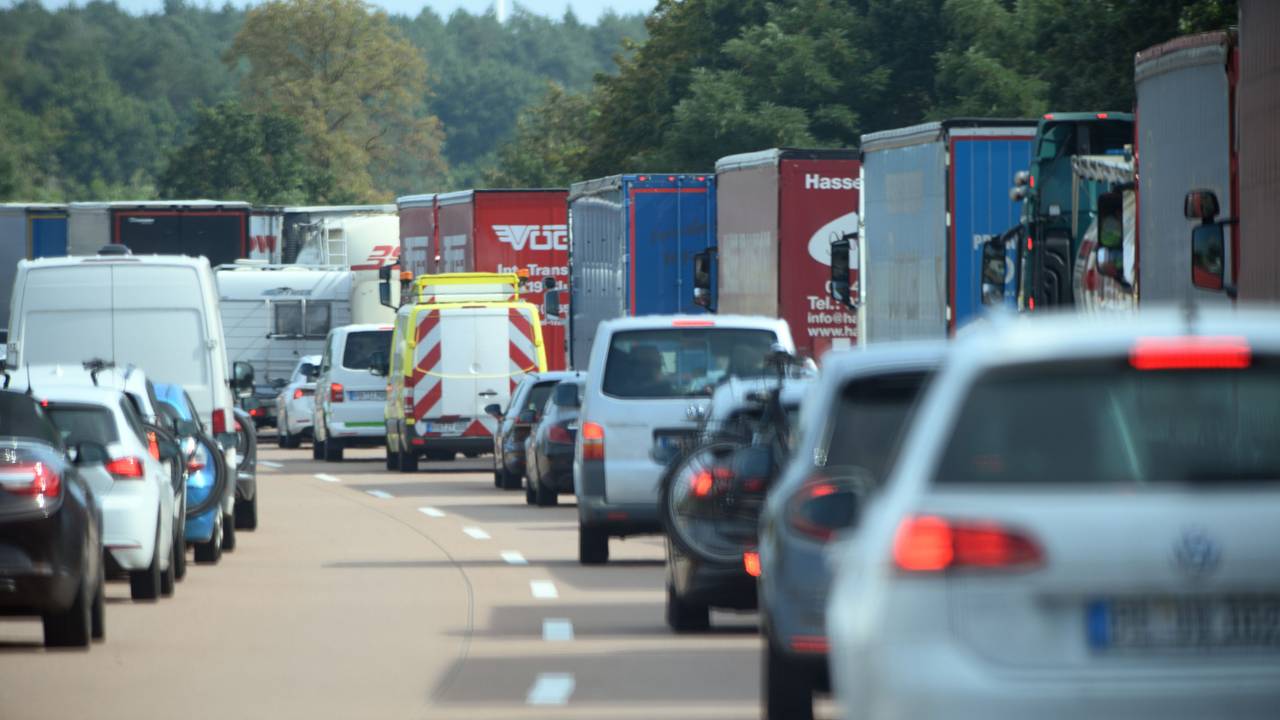Auf der Autobahn staut sich der Verkehr.