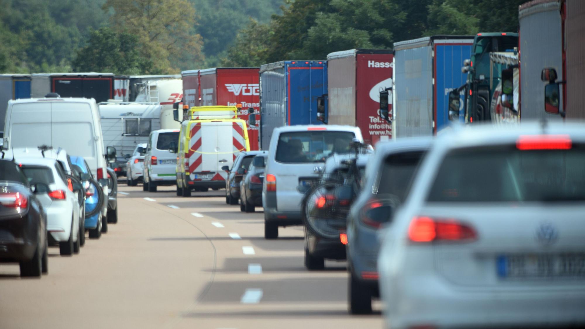 Auf der Autobahn staut sich der Verkehr.