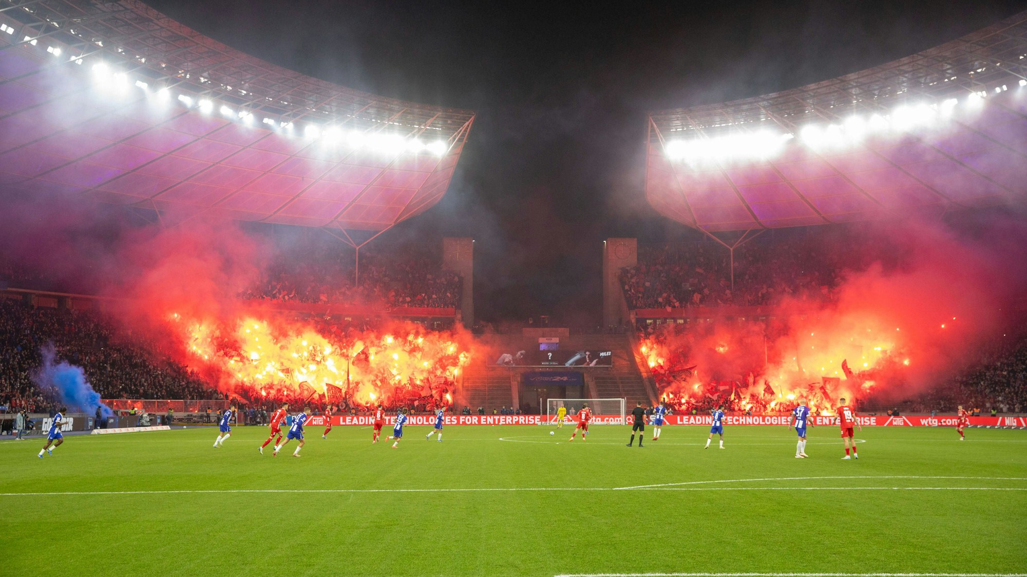 FC-Fans zünden reichlich Pyrotechnik im Fanblock.