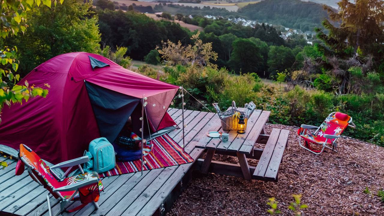 Ein Zelt steht auf einer Aussichtsplattform mit Blick über die Berge des Sauerlandes.