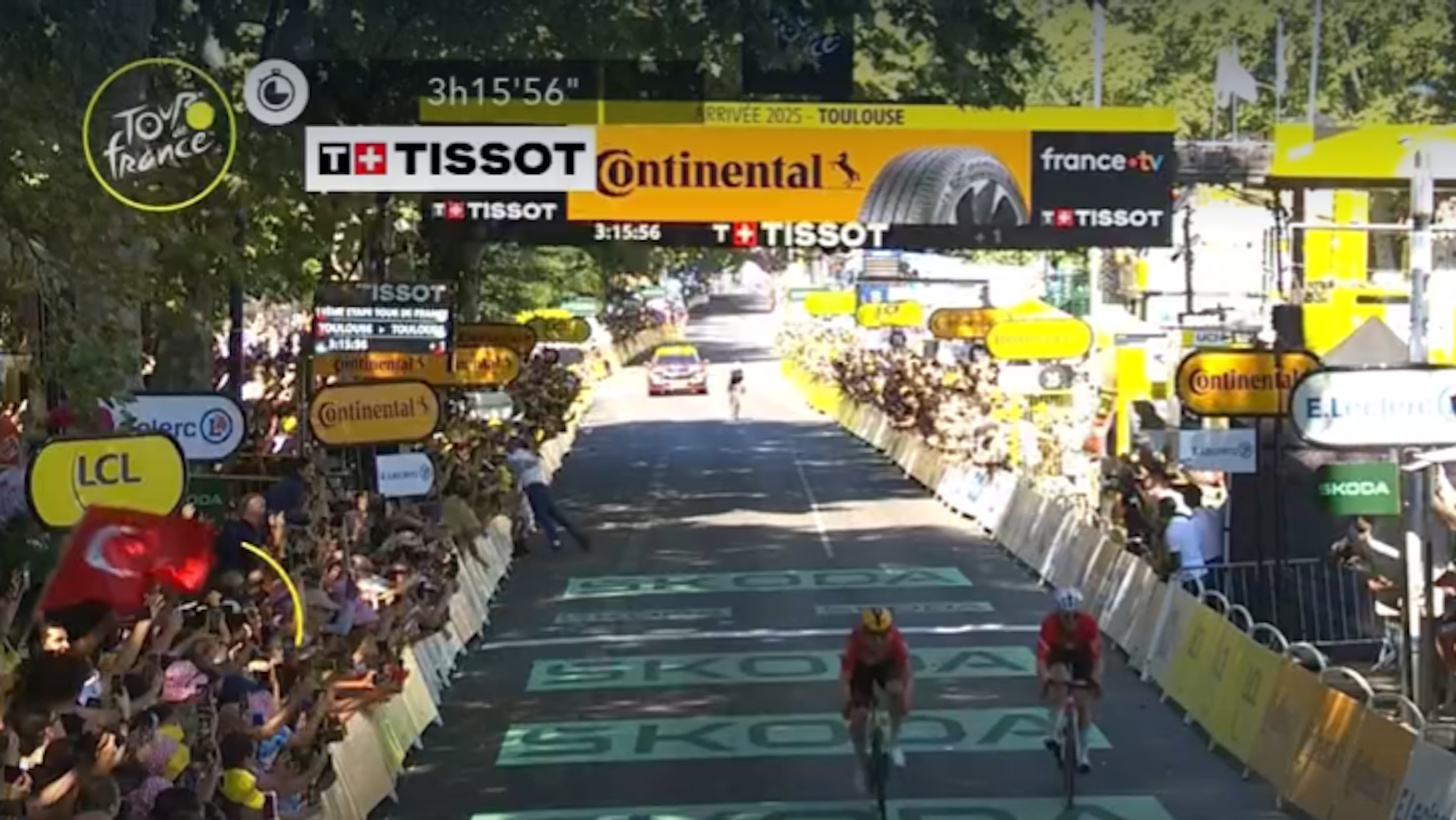 Bei der Zieleinfahrt bei der elften Etappe der Tour de France musste ein Flitzer von einem Sicherheitsbeamten weggezogen werden.