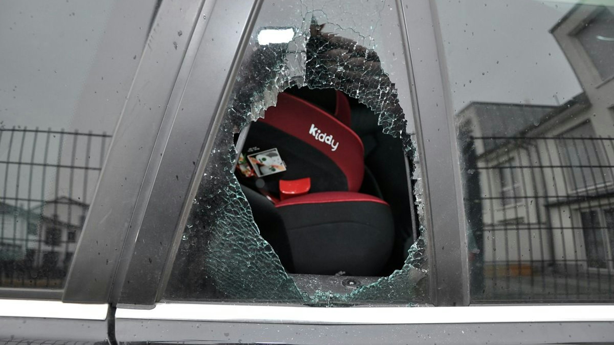 Eingeschlagene Seitenscheibe eines Autos.