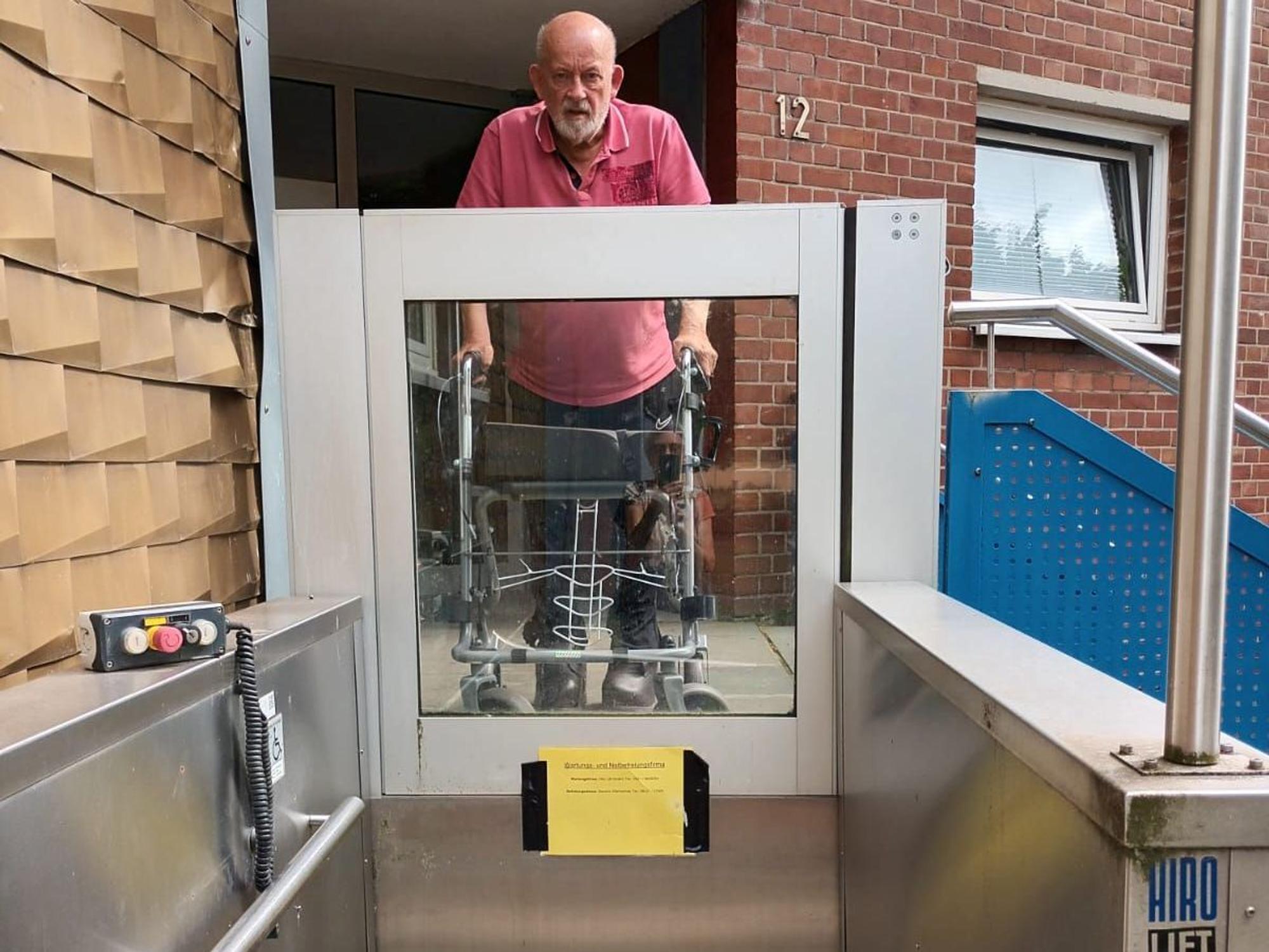 Weil dieser Treppenlift seit Jahren defekt ist, muss Solbach die Treppe benutzen. Mit dem Rollator ist das ohne Hilfe nicht möglich.