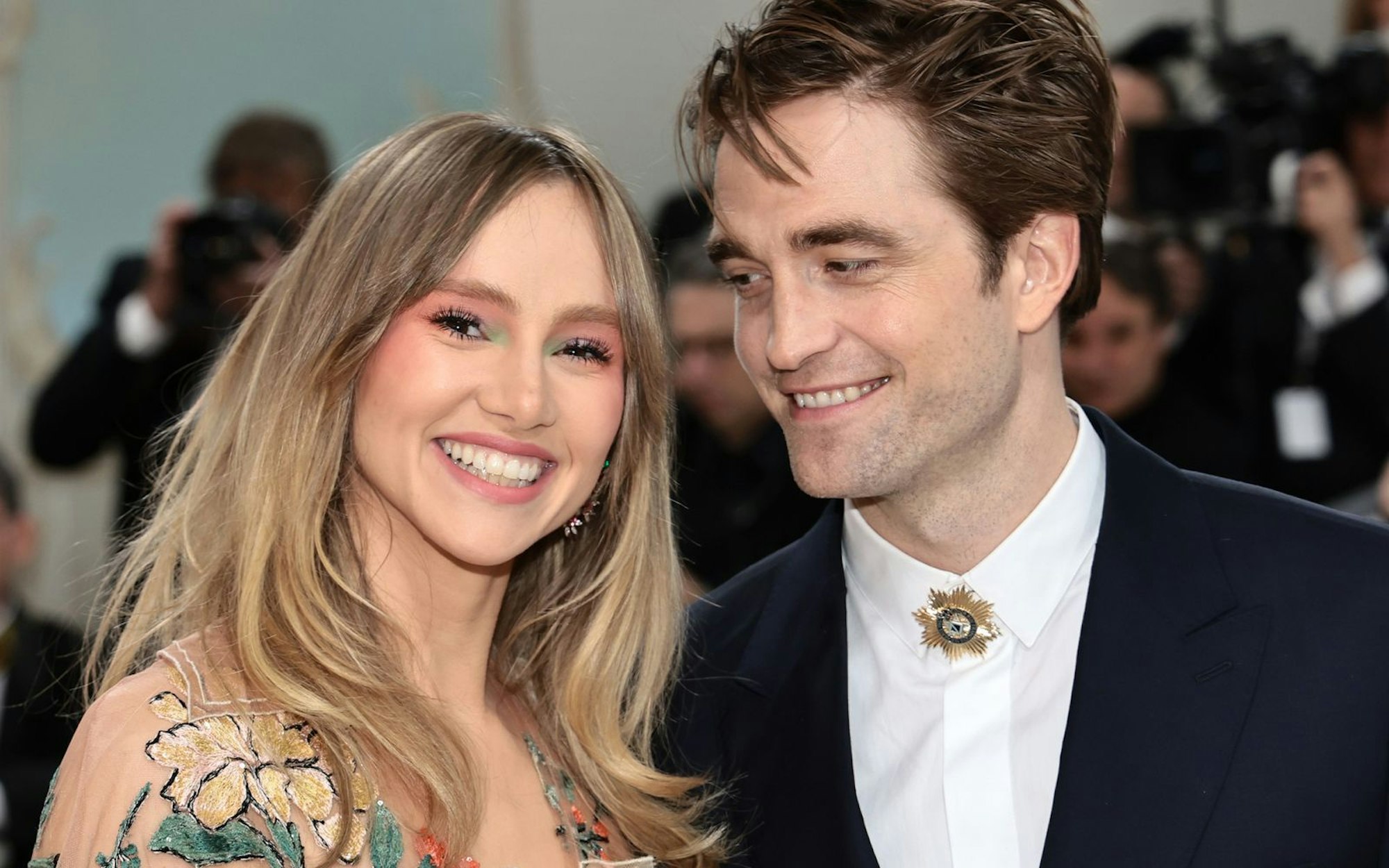 Suki Waterhouse, hier mit ihrem Verlobten Robert Pattinson, musste wegen einer zu engen Hose ins Krankenhaus. (Bild: 2023 Getty Images/Jamie McCarthy)