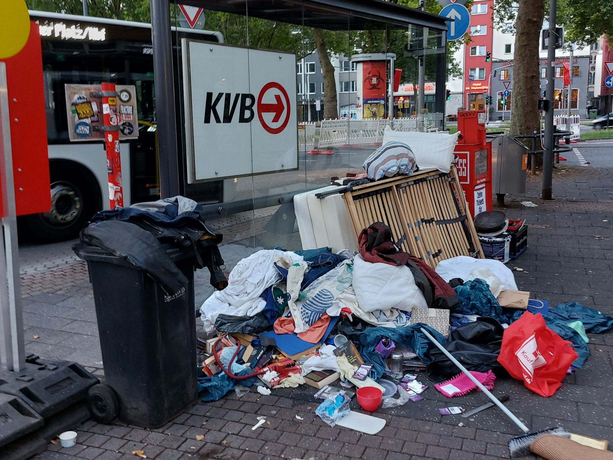 Wilder Müll am Heumarkt in Köln, fotografiert von Lesereporterin Christine E.