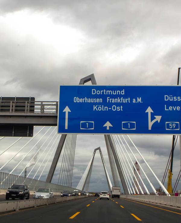 Zu sehen ist die Autobahnbrücke zwischen Köln-Niehl und Leverkusen über den Rhein.