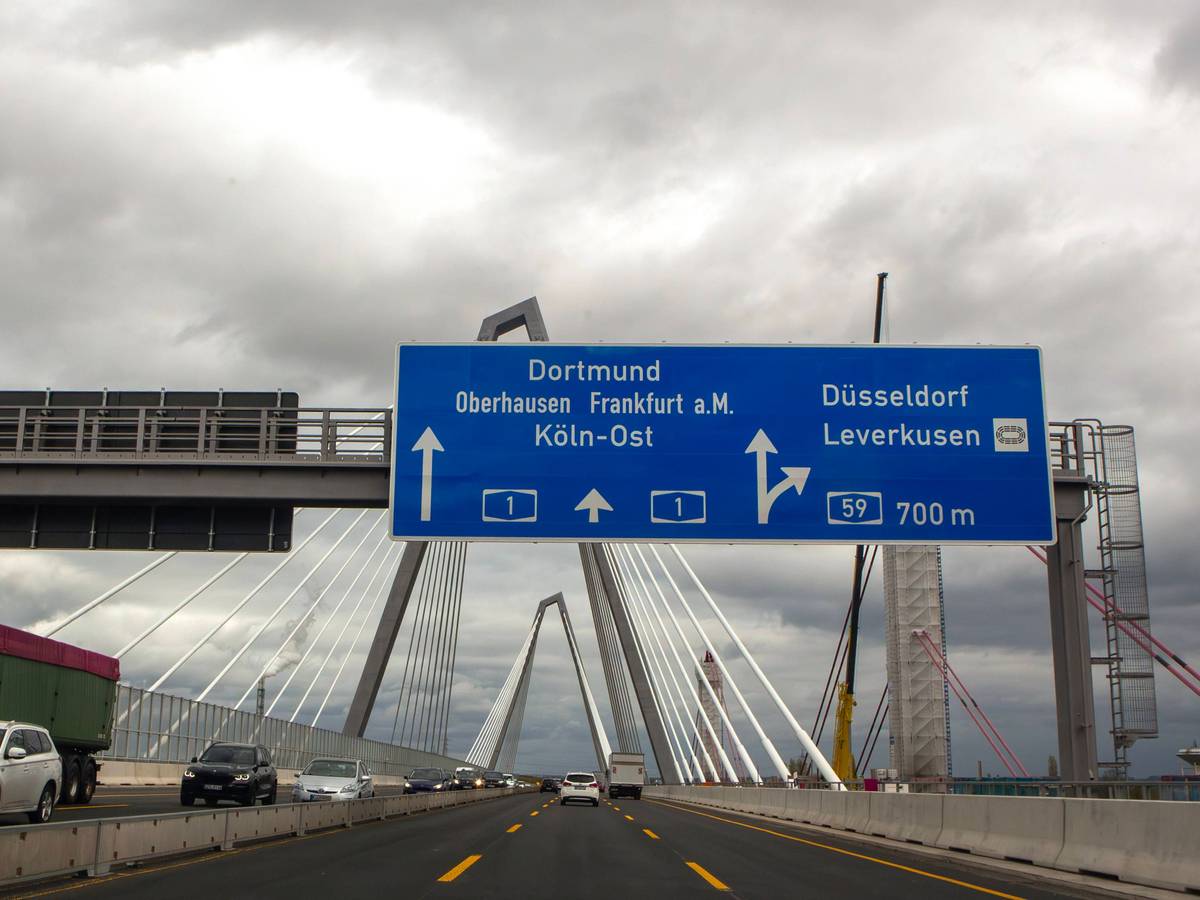 Zu sehen ist die Autobahnbrücke zwischen Köln-Niehl und Leverkusen über den Rhein.