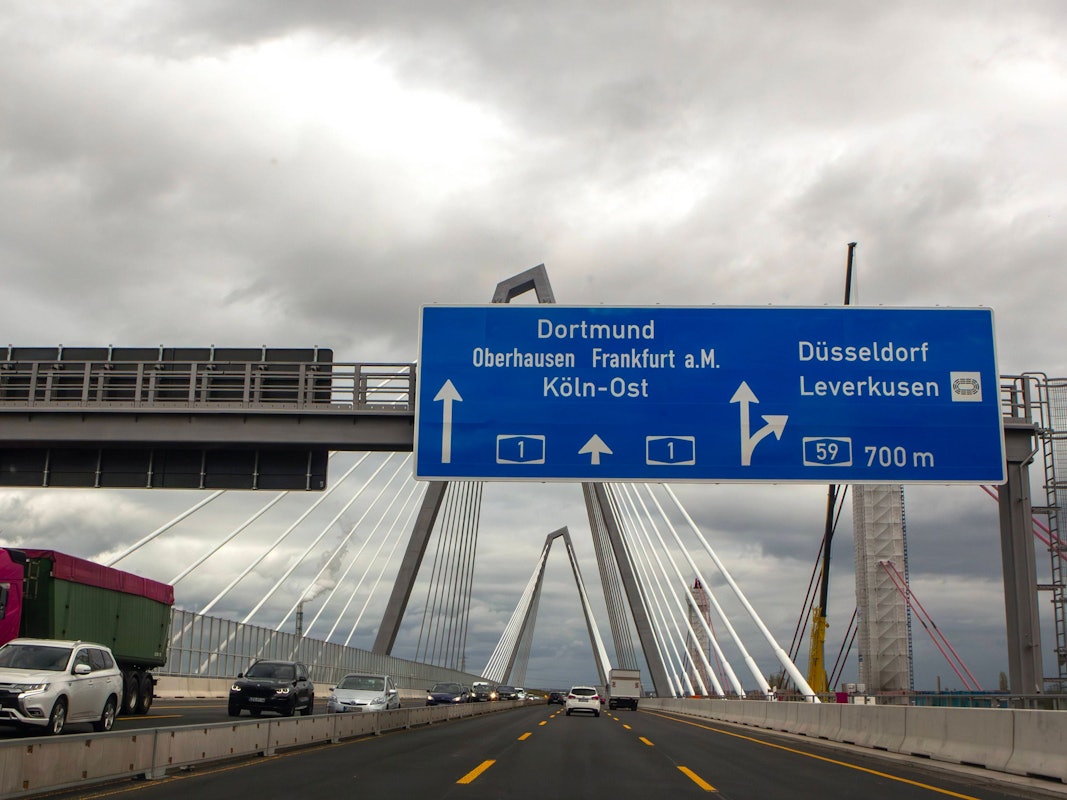 Zu sehen ist die Autobahnbrücke zwischen Köln-Niehl und Leverkusen über den Rhein.