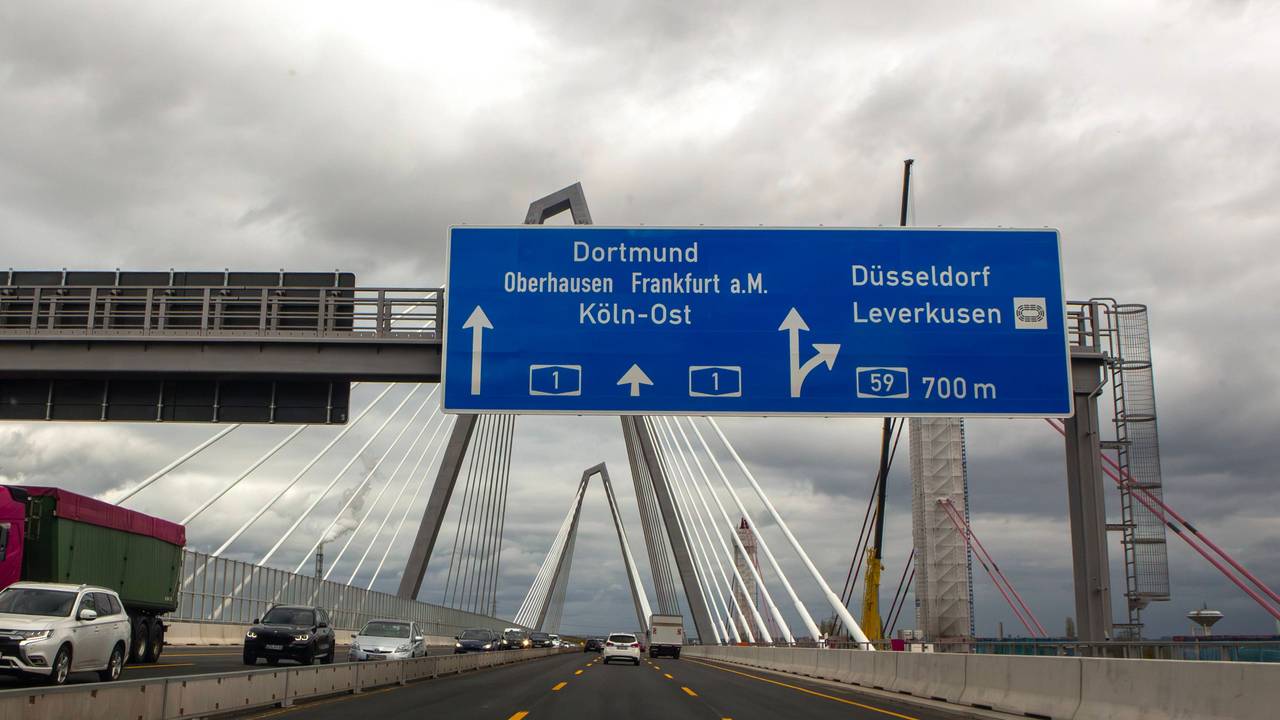 Zu sehen ist die Autobahnbrücke zwischen Köln-Niehl und Leverkusen über den Rhein.