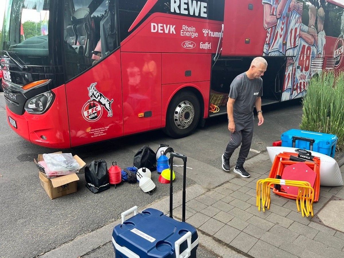 FC-Busfahrer Michael Liebetrut packt den Mannschaftsbus mit Bällen, Hütchen und Co.