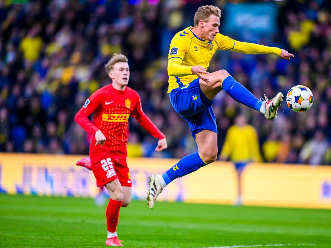 Sebastian Sebulonsen nimmt den Ball akrobatisch in der Luft an.