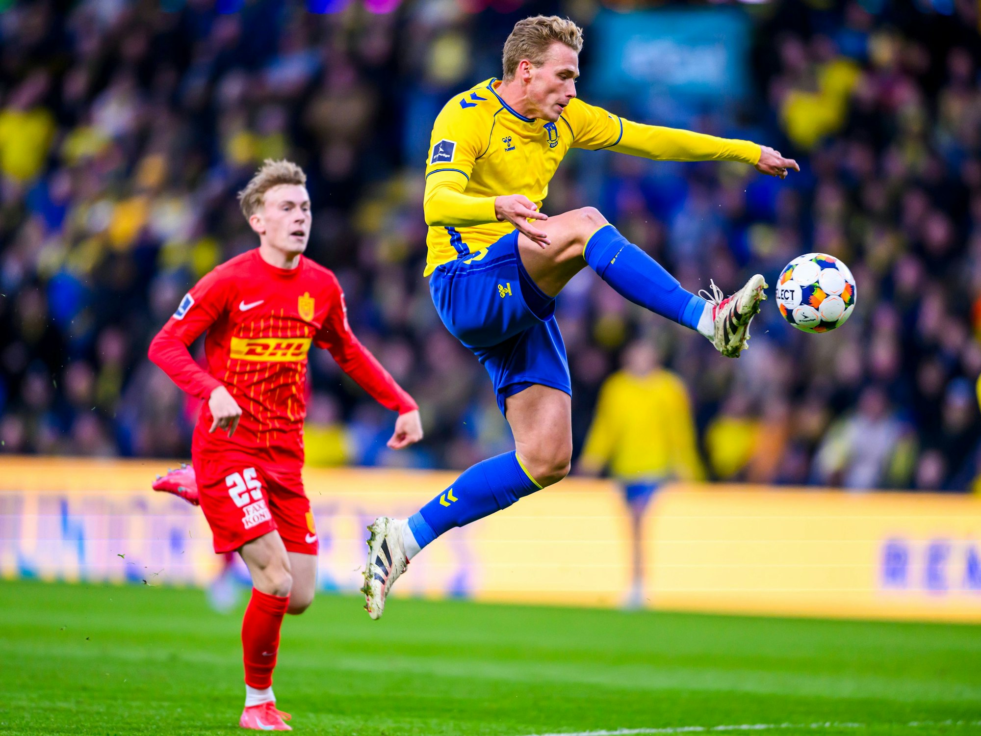 Sebastian Sebulonsen nimmt den Ball akrobatisch in der Luft an.