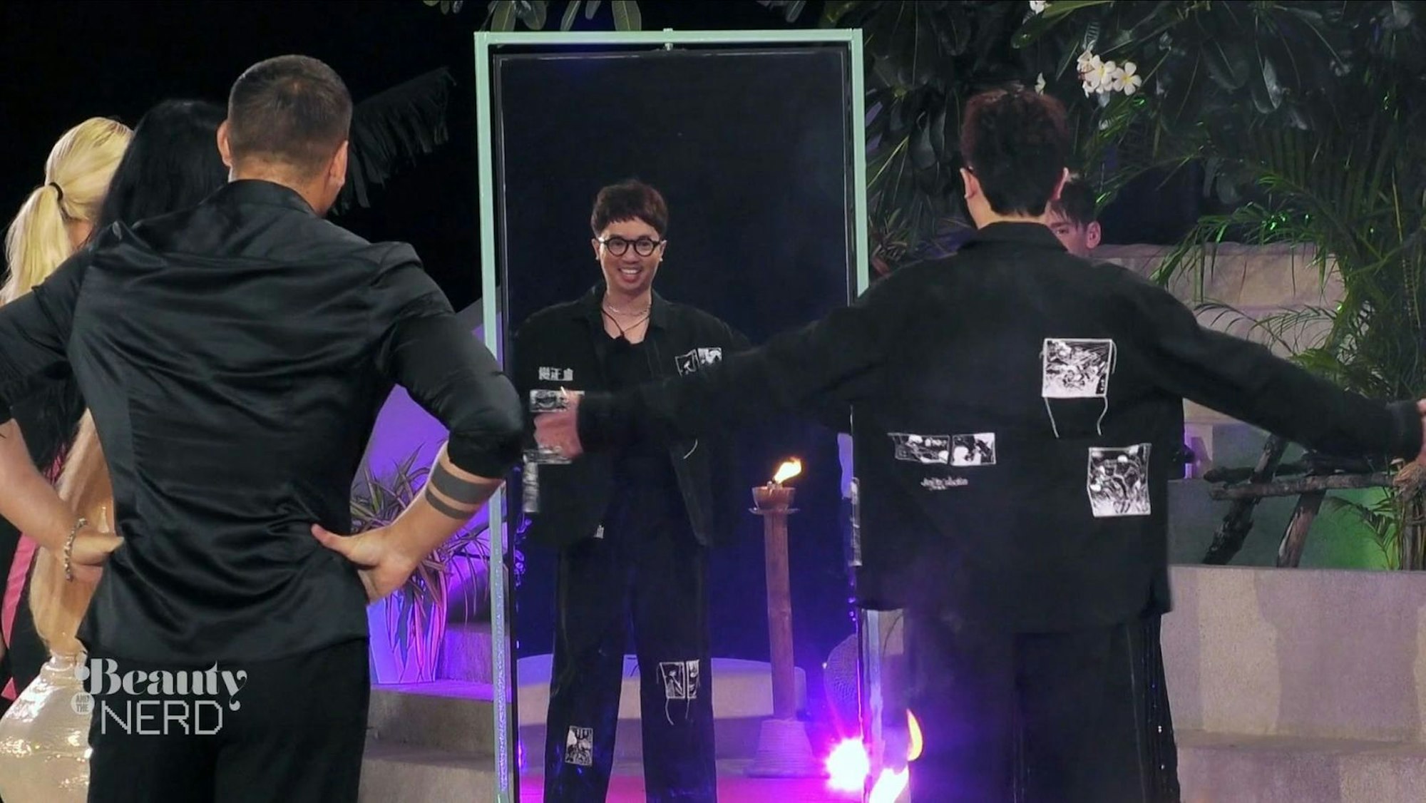 In der vierten Folge dürfen die ersten Nerds zum Umstyling. Hai (rechts) ist begeistert von seinem neuen Look: „Ich erkenne mich ja gar nicht wieder!“ (Bild: Joyn)