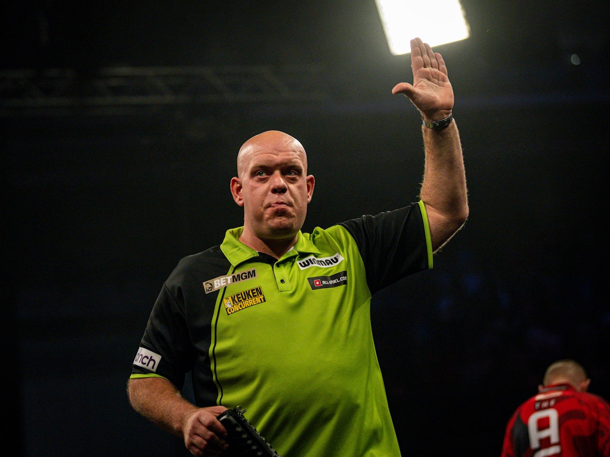 Michael van Gerwen winkt enttäuscht den Fans zu.