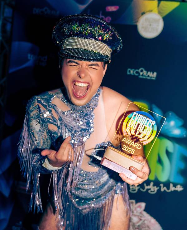 Joely White jubelt während der Party QUEER PARADISE über seinen EXPRESS QUEER AWARD 2025