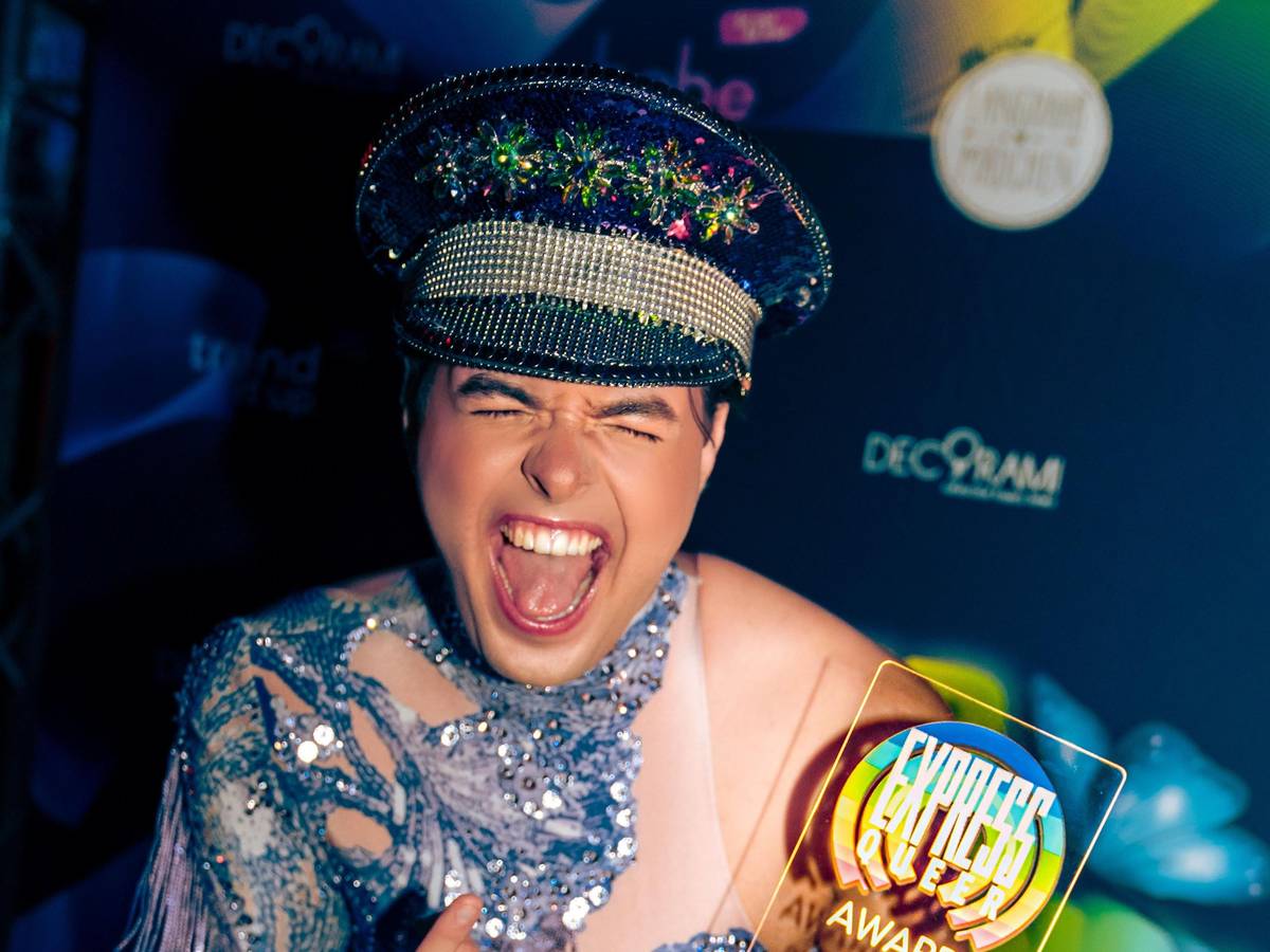 Joely White jubelt während der Party QUEER PARADISE über seinen EXPRESS QUEER AWARD 2025