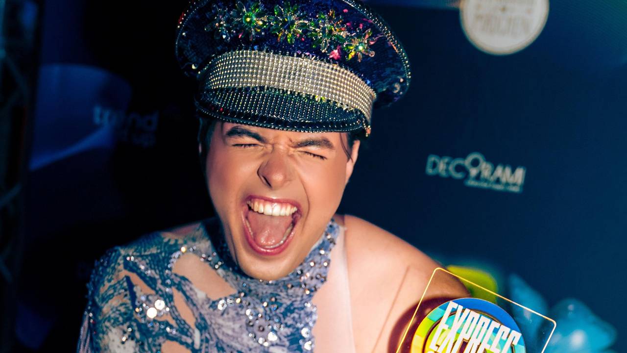 Joely White jubelt während der Party QUEER PARADISE über seinen EXPRESS QUEER AWARD 2025