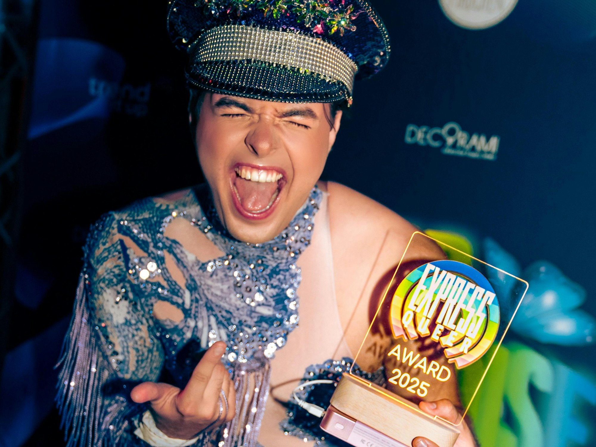 Joely White jubelt während der Party QUEER PARADISE über seinen EXPRESS QUEER AWARD 2025