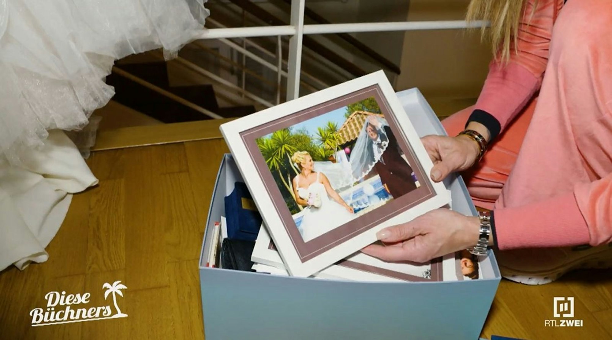 „Als die Welt noch gut war“: Danni findet ein altes Hochzeitsfoto mit Jens (Bild: RTLZWEI)