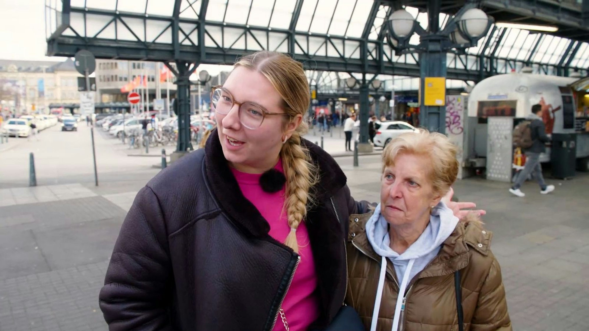 Joelina (26) holt ihre Oma Rosi (69) vom Hamburger Bahnhof ab. Das Ziel ist die Reeperbahn. (Bild: RTL2)
