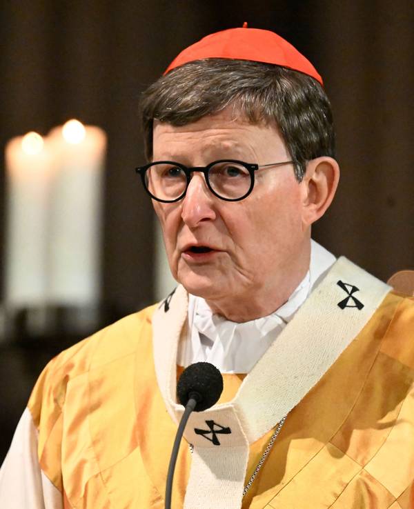 Kardinal Rainer Maria Woelki, Erzbischof von Köln, spricht in eine Mikro.