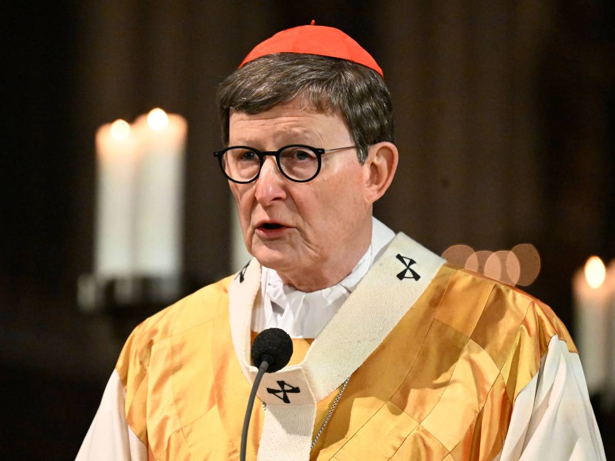 Kardinal Rainer Maria Woelki, Erzbischof von Köln, spricht in eine Mikro.