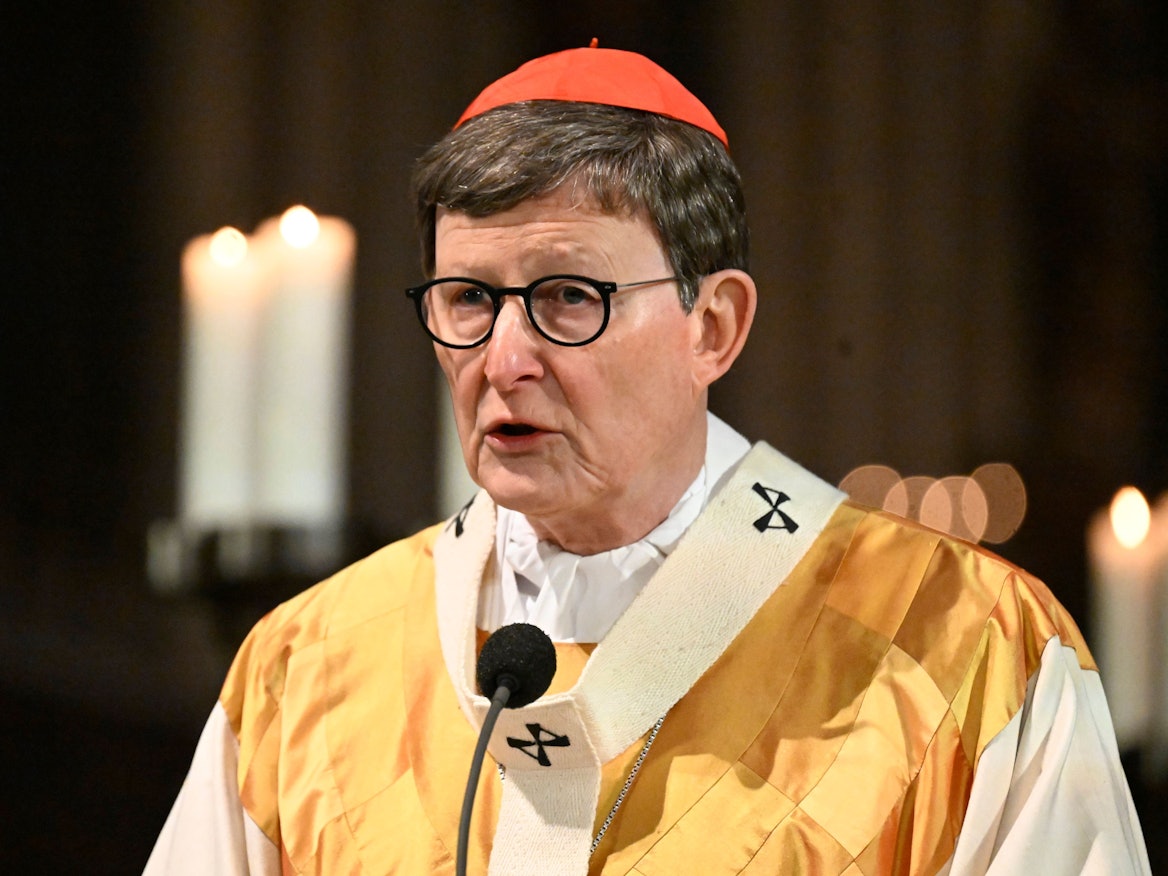 Kardinal Rainer Maria Woelki, Erzbischof von Köln, spricht in eine Mikro.