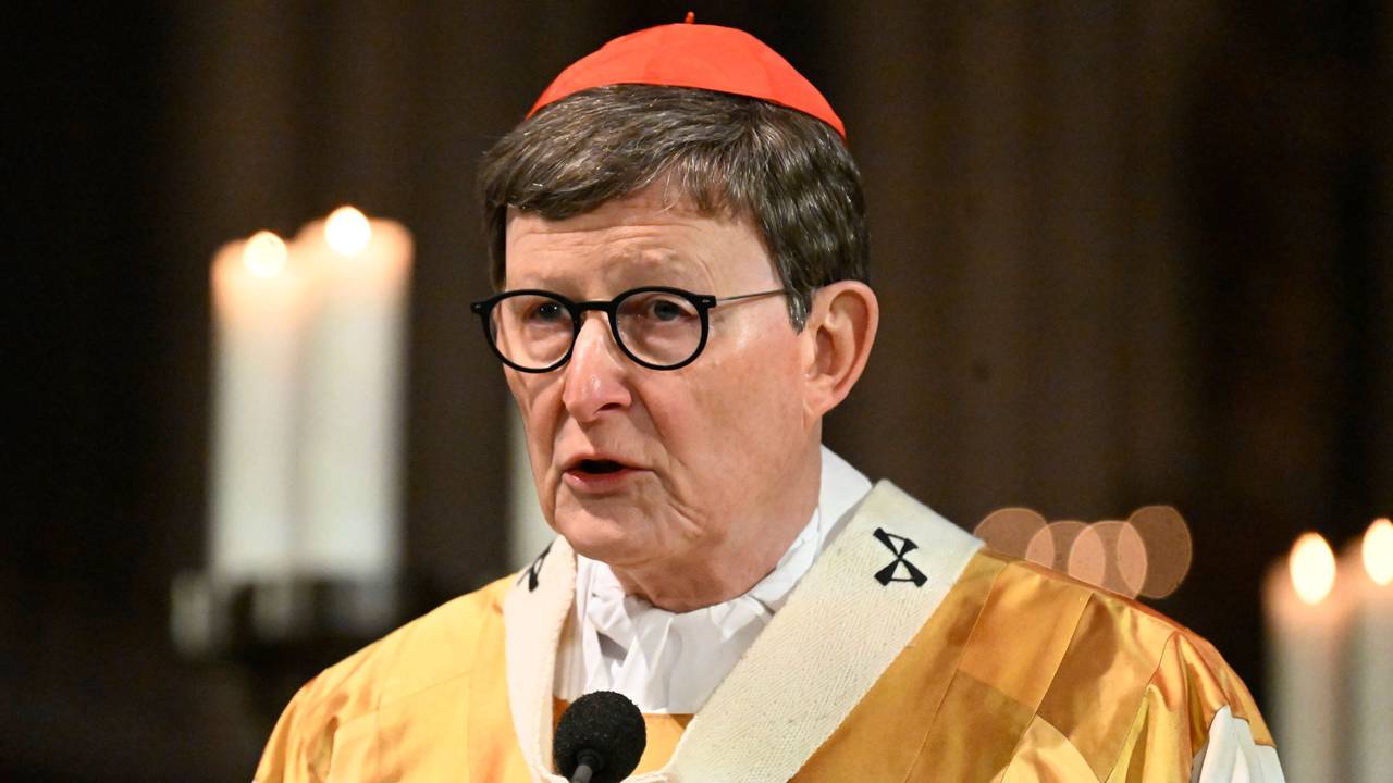Kardinal Rainer Maria Woelki, Erzbischof von Köln, spricht in eine Mikro.