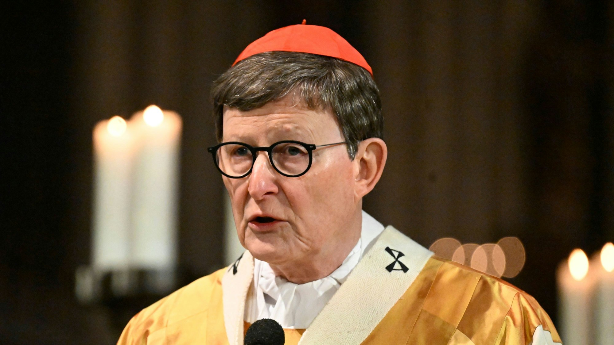 Kardinal Rainer Maria Woelki, Erzbischof von Köln, spricht in eine Mikro.