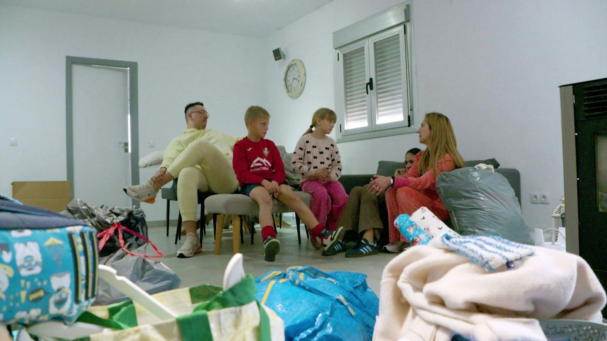 Umzugsstress bei den Büchners: Spontan ziehen sie auf Mallorca in eine neue Wohnung um (Bild: RTL2)