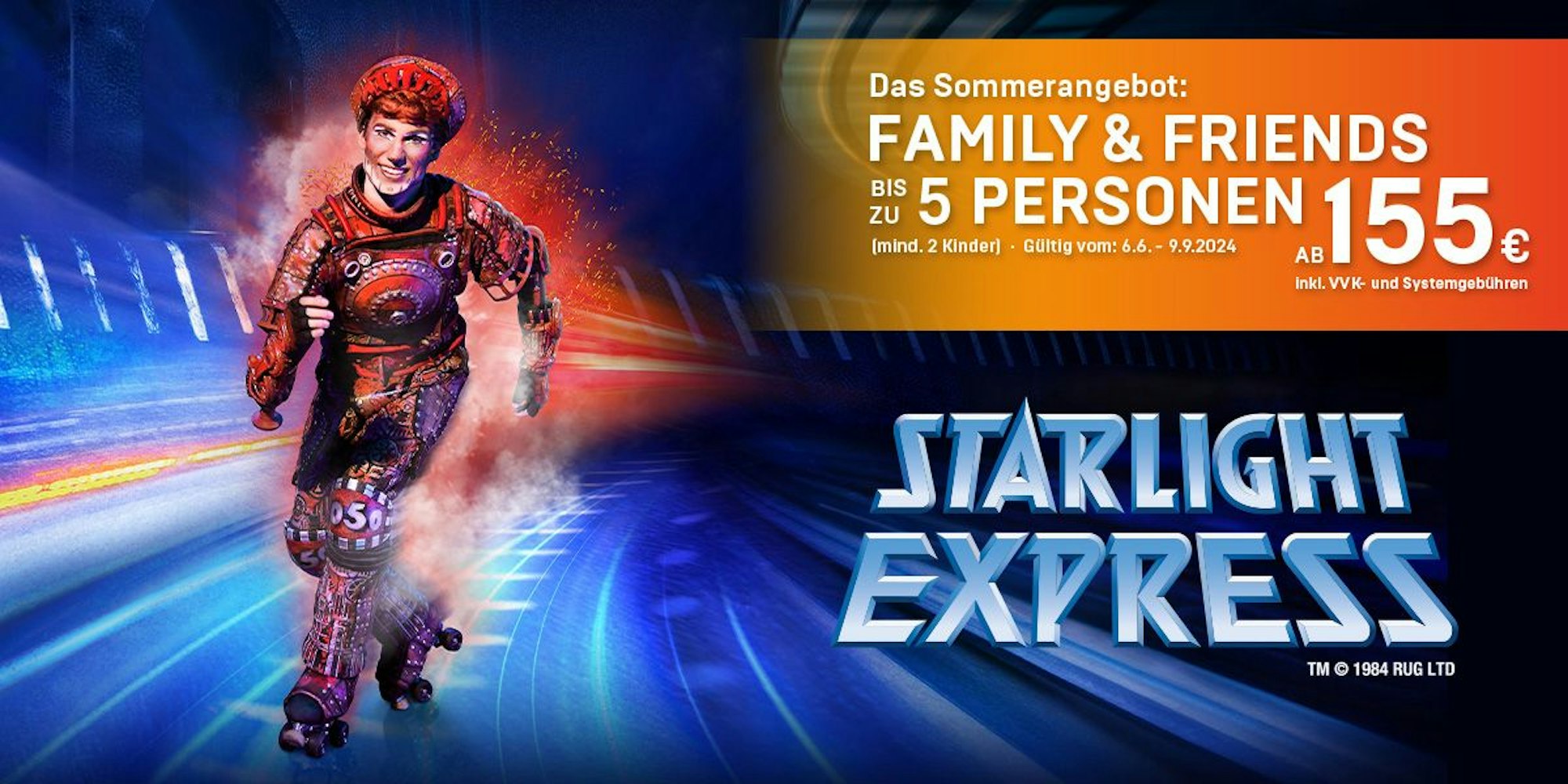 Ein STARLIGHT EXPRESS Darsteller in einem detailreichen, roten Rollschuhkostüm, der dynamisch in Bewegung über die Bühne gleitet. Rechts daneben prangt das offizielle Logo des Musicals vor einem futuristischen Bühnenhintergrund.