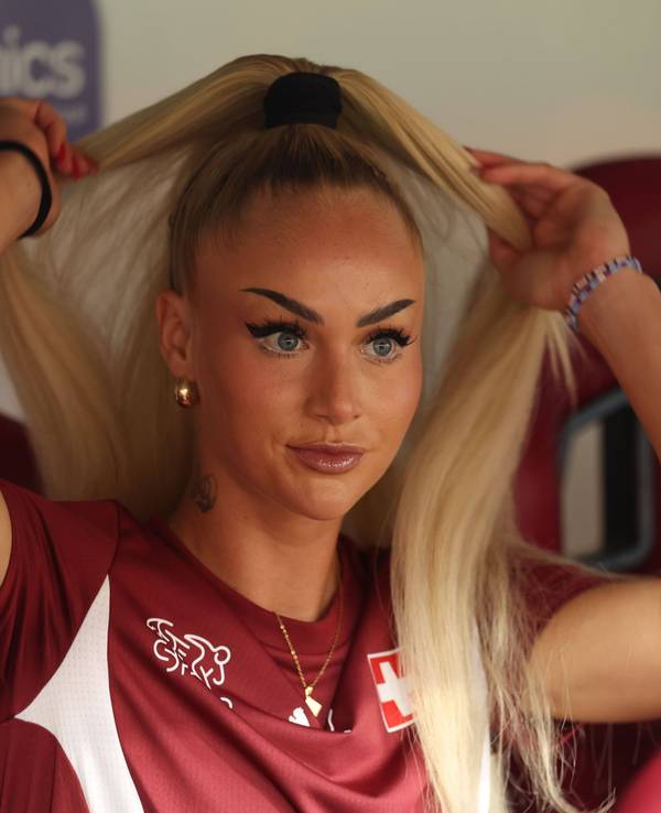 Alisha Lehmann auf der Ersatzbank im letzten Gruppenspiel gegen Finnland.