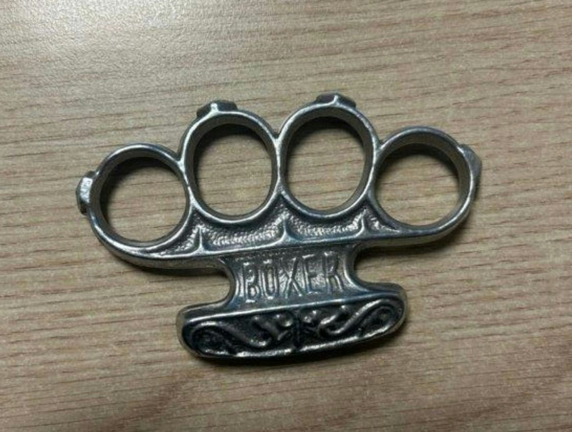 Ein Schlagring, der von der Bundespolizei sichergestellt wurde.